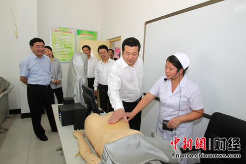 俞江林總裁參觀實訓基地。