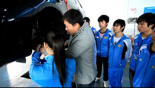 學(xué)汽車運(yùn)用與維修專業(yè)去哪里？來(lái)德州躍華學(xué)校吧
