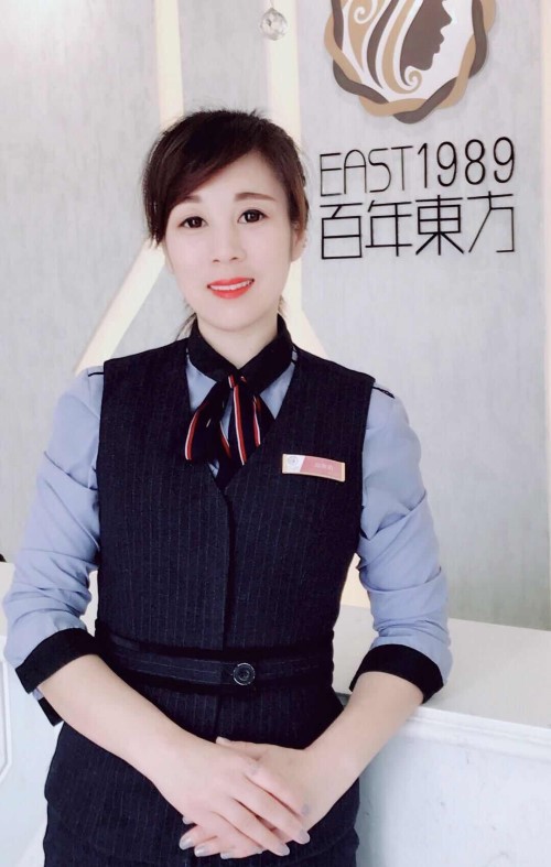  青花美甲怎么做？保定東方技工學(xué)校教你巧做美甲！