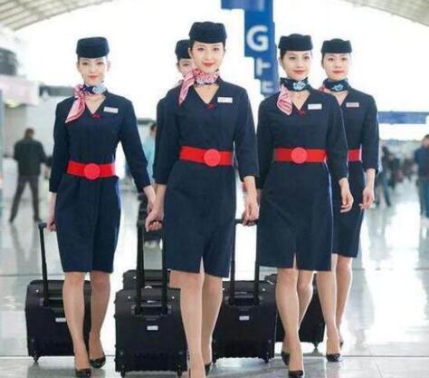 空姐上下飛機(jī)為什么要拉著箱子？廊坊空乘學(xué)校為你解答