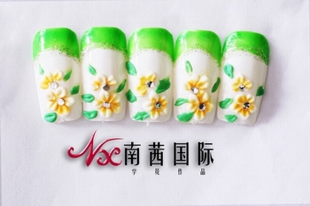 青島美容美發(fā)學(xué)校有美甲課程班嗎？