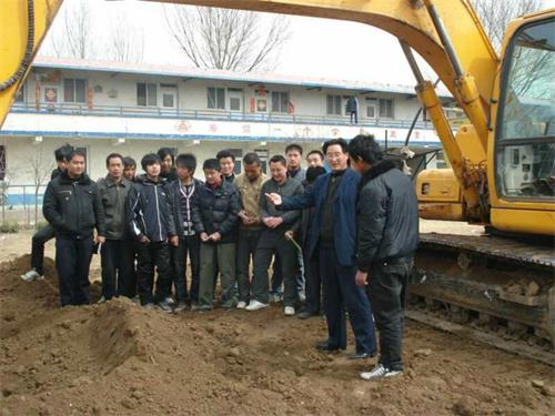 挖掘機能做哪些工作？濟南駿大挖掘機學(xué)校幫你神“挖”一下