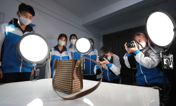 玉田職教中心電子商務專業(yè)學生開展商品攝影實踐教學