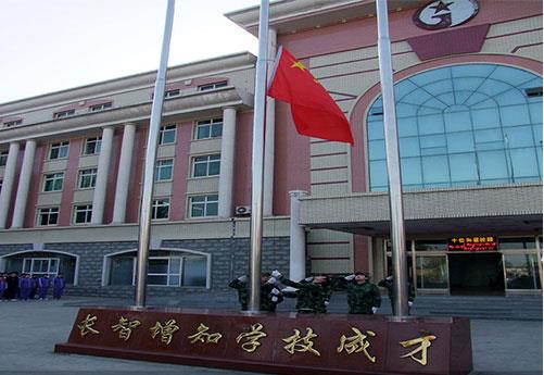 保定新興工業(yè)技工學(xué)校是全日制學(xué)校嗎？學(xué)校提供住宿嗎？