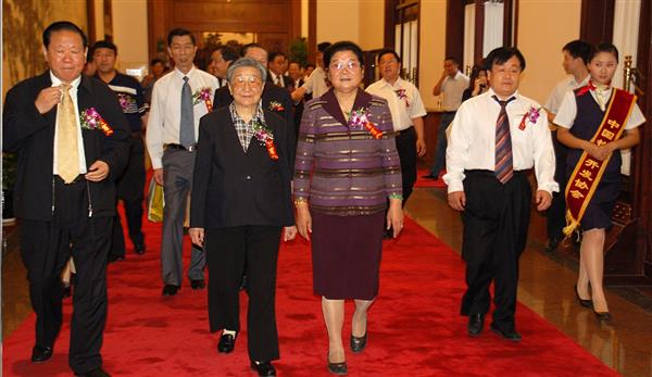全國政協(xié)副主席錢正英（左一）、十五屆中央委員顧秀蓮（左三）、國務院扶貧主任，政協(xié)常委胡富國（左一）、北方汽車專修學校曹振峰董事長（右一）在人民大會堂共同出席北方學校七千萬扶貧工程