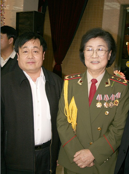 全國一級演員，政協(xié)委員馬玉濤（右一）與曹振峰同志合影
